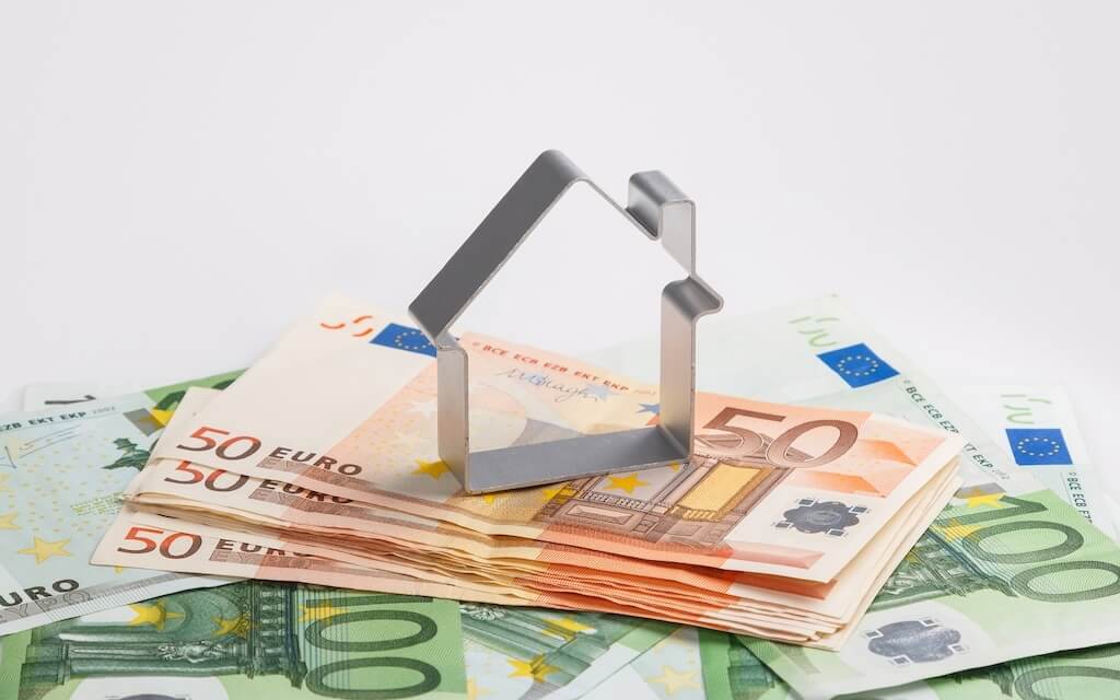Die geplante Erhöhung der Immobilienertragsteuer für Altvermögen könnte Verkäufe ab 2027 spürbar verteuern. Erfahren Sie, welche Immobilien betroffen sind, wie sich die Änderungen auswirken und weshalb ein Verkauf noch 2026 steuerliche Vorteile bringen kann.