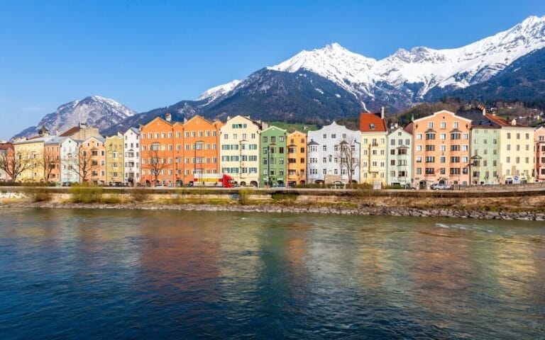 Welche Faktoren bestimmen Immobilienpreise und Nachfrage in Tirol? Ein Überblick über Zinsen, Wirtschaft, Bevölkerung, Angebot, Lage und regionale Unterschiede.